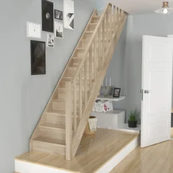 Rak Trappa|Trappor*Dolle Helsinki Ek Rak Räcke med Träbalustrar och Sättsteg